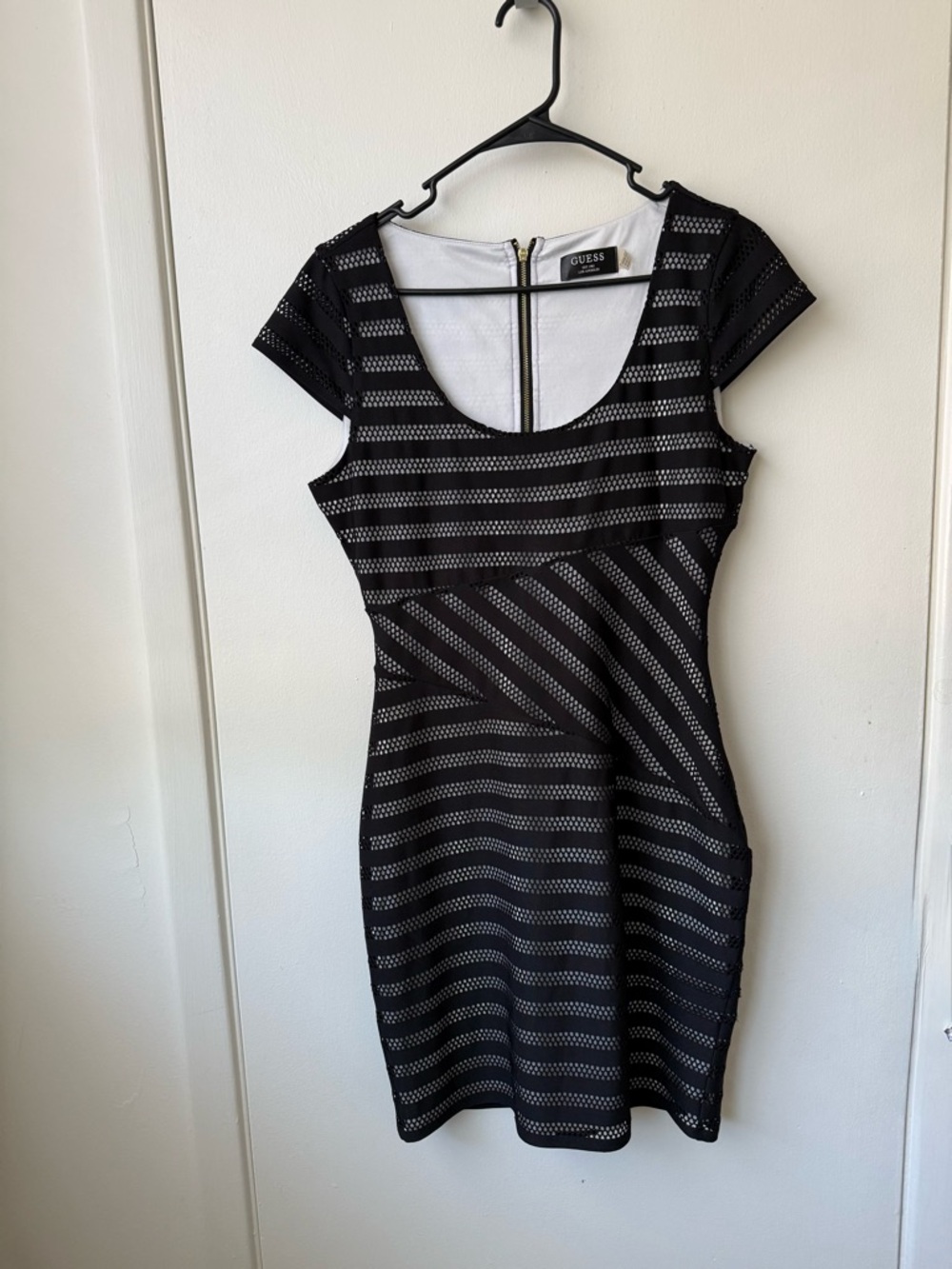 GUESS Black/White Scoop-Neck Sheath Mini Dress